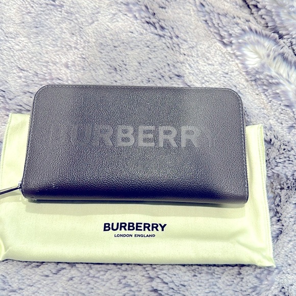 Burberry LG Zig Branded Wallet, w/5 pockets & 12 card slots - Picture 1 of 8